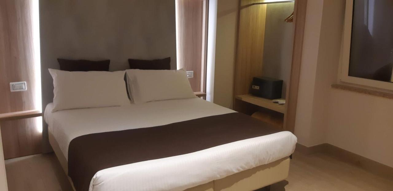 Hotel Danieli La Castellana Lago Di Garda 브렌조네 술 가르다 외부 사진