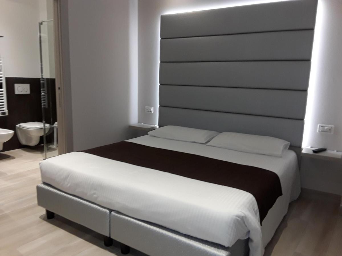 Hotel Danieli La Castellana Lago Di Garda 브렌조네 술 가르다 외부 사진