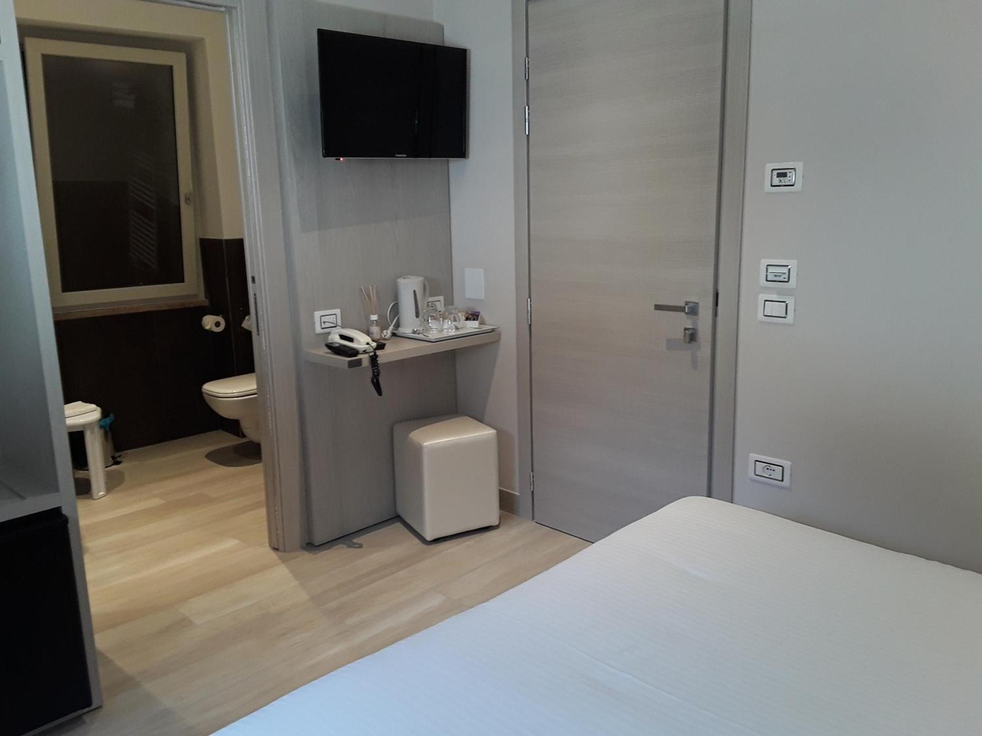 Hotel Danieli La Castellana Lago Di Garda 브렌조네 술 가르다 외부 사진