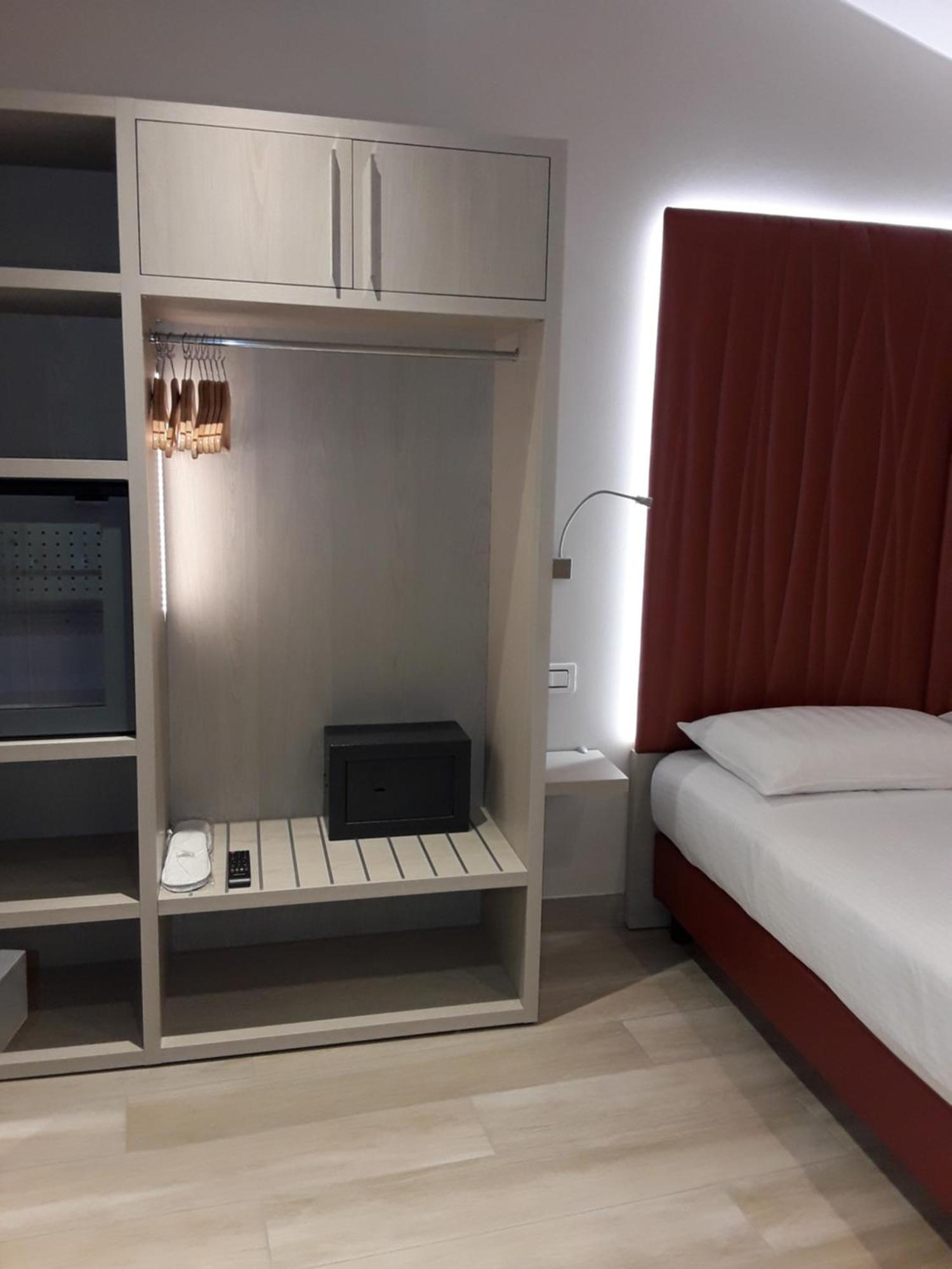Hotel Danieli La Castellana Lago Di Garda 브렌조네 술 가르다 외부 사진