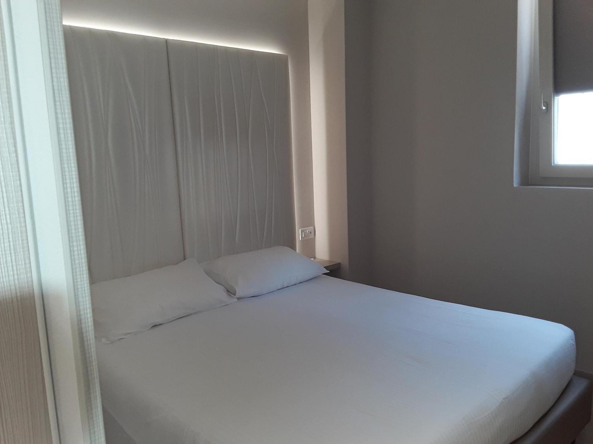 Hotel Danieli La Castellana Lago Di Garda 브렌조네 술 가르다 외부 사진